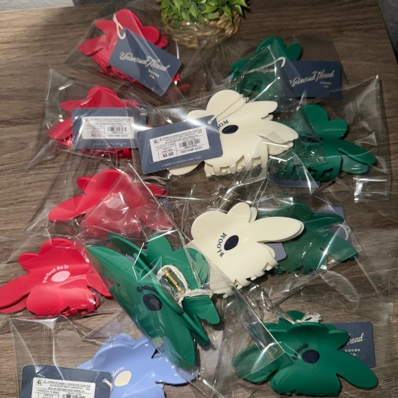 12 clics of Universal Thread Floral Hair Clips - Red, Green, Cream - Picture 1 of 3